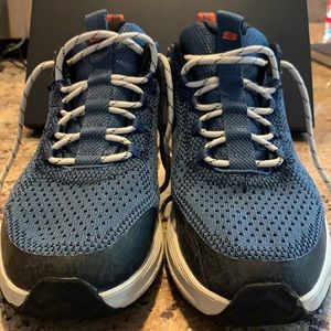 Skechers men’s 9.5 hiking sneakers